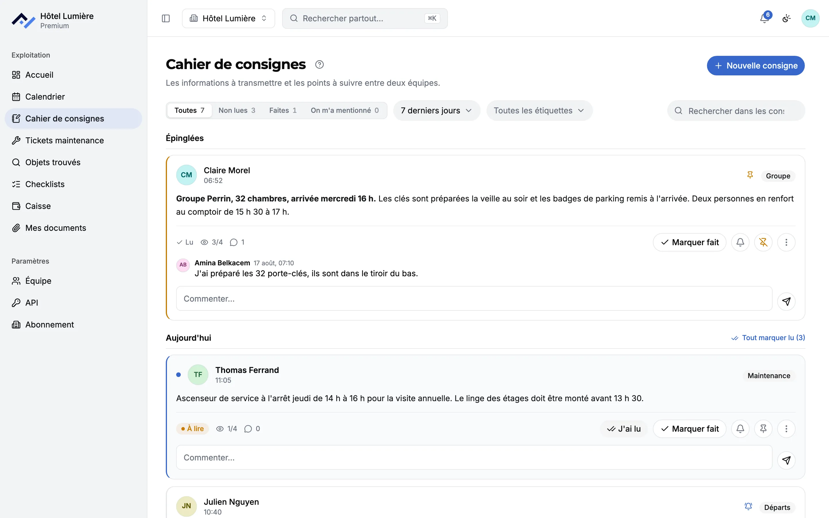 Le cahier de consignes Front Desk ouvert sur l'ordinateur de la réception : une consigne épinglée sur l'arrivée d'un groupe, une consigne portant un rappel pour le lendemain 7 h, et pour chacune son auteur, son heure et le nombre de personnes qui l'ont lue.