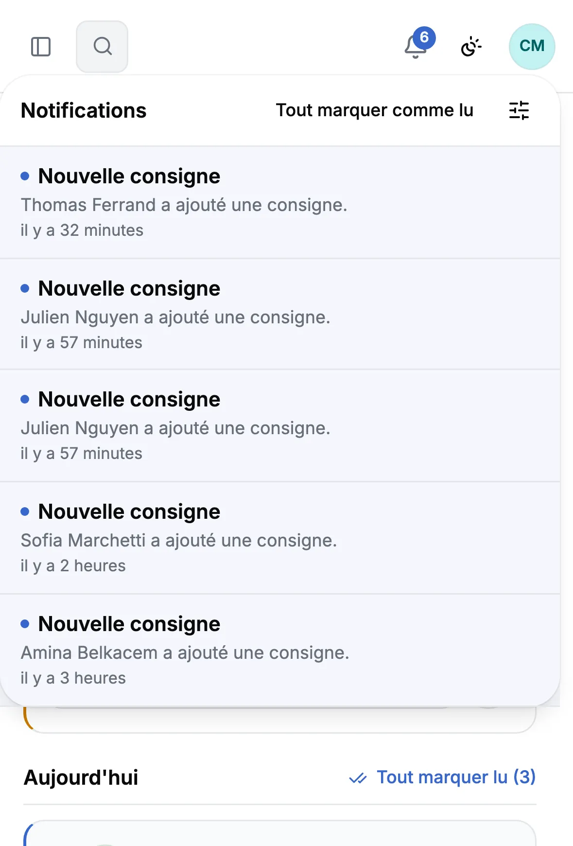Front Desk ouvert sur un téléphone : la liste des notifications reçues au fil du service, chacune indiquant qui a écrit une consigne et il y a combien de temps.
