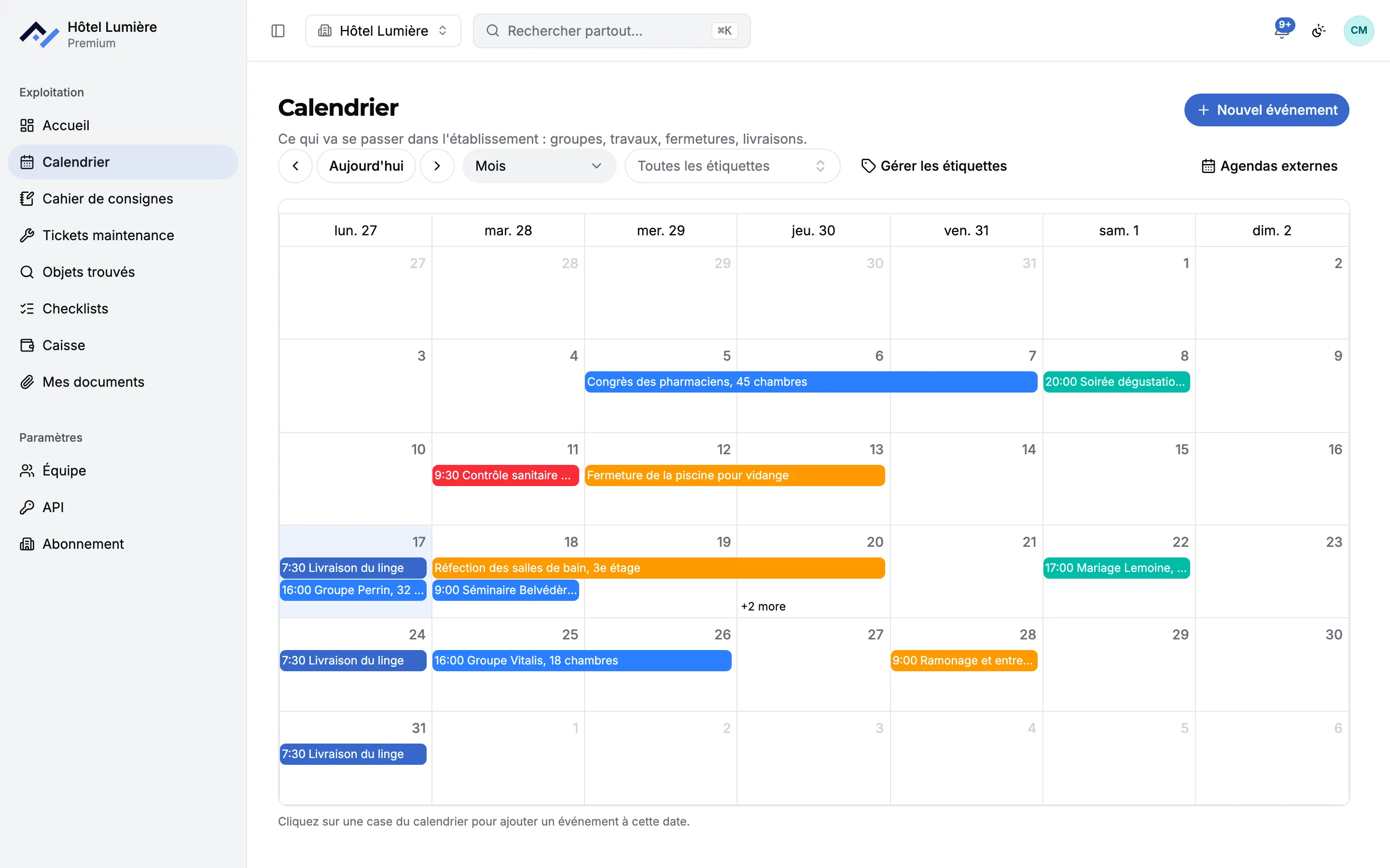 Le calendrier partagé de Front Desk affiché au mois : arrivées de groupes, travaux, contrôles et animations, chacun de la couleur de son étiquette.