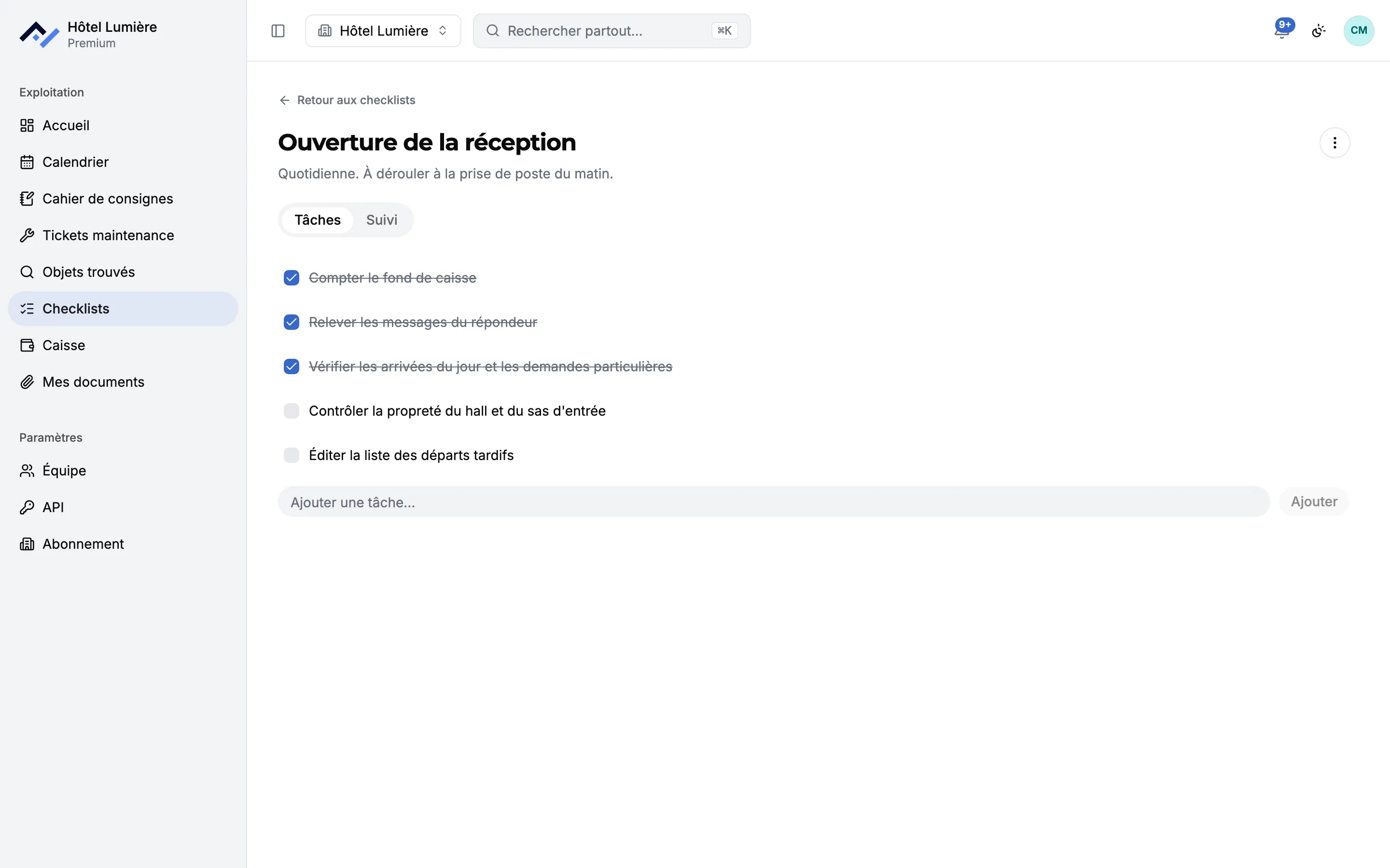 Une checklist d'ouverture de la réception ouverte dans Front Desk : cinq tâches, dont trois déjà cochées et barrées, et un champ pour en ajouter une.