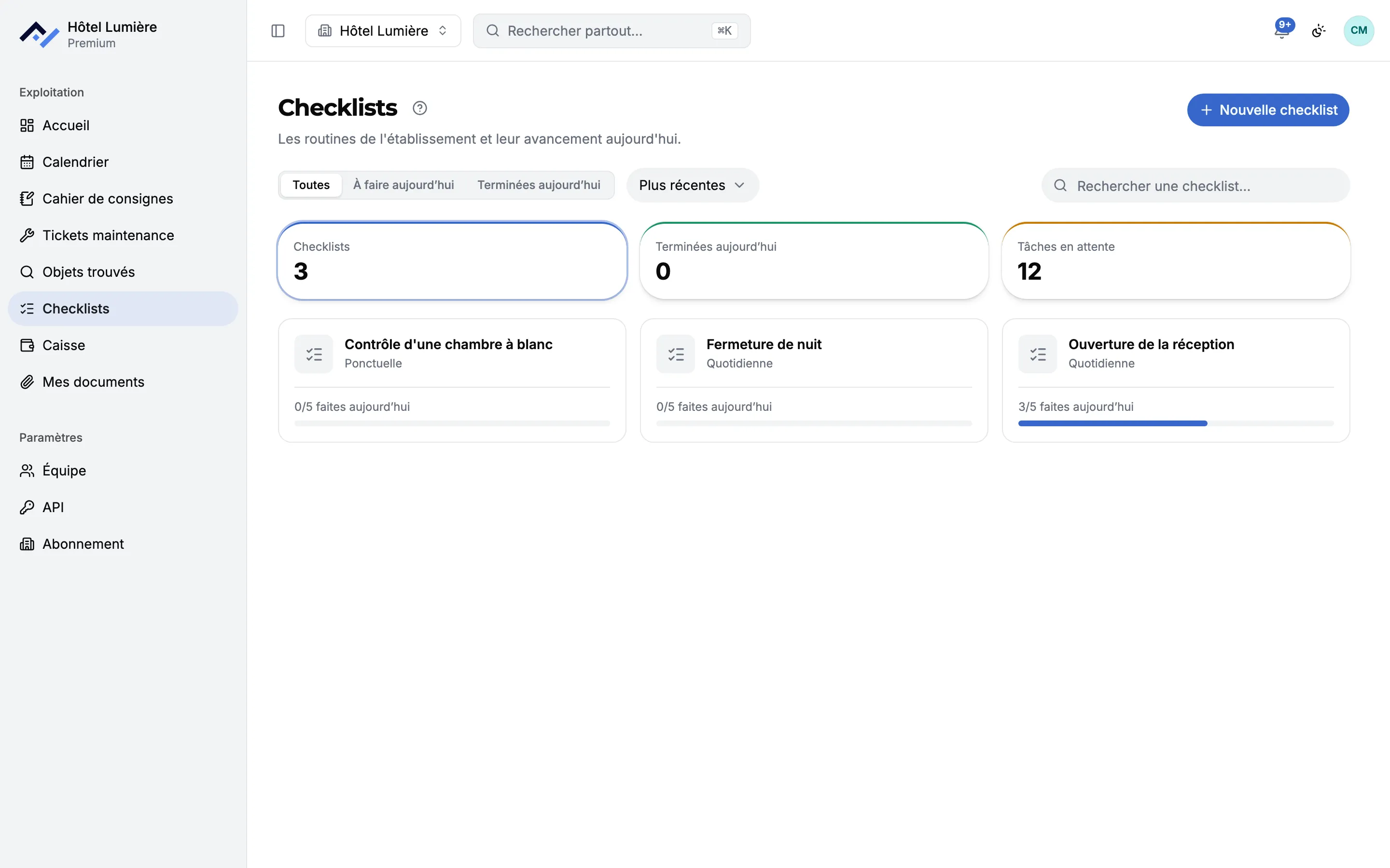 L'écran des checklists de Front Desk : trois routines de l'établissement avec leur avancement du jour, et les compteurs des checklists terminées et des tâches en attente.
