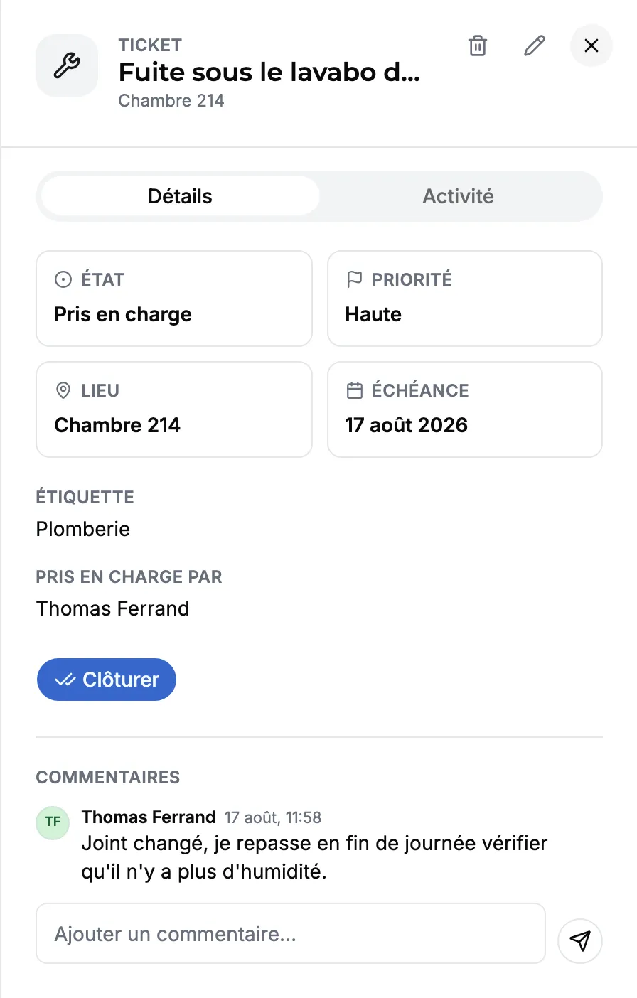 La fiche d'un ticket de maintenance dans Front Desk : état pris en charge, priorité haute, chambre concernée, échéance, étiquette plomberie, nom du technicien et son commentaire daté.