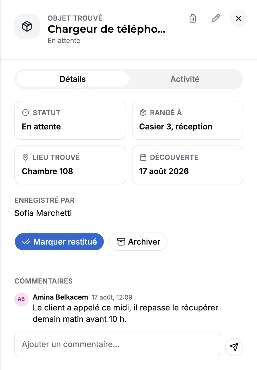 La fiche d'un objet trouvé dans Front Desk : chargeur de téléphone, statut en attente, rangé au casier 3 de la réception, la chambre où il a été trouvé, et le nom de la personne qui l'a enregistré.